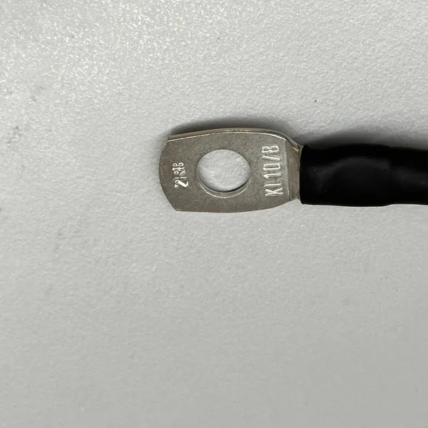 Rohrkabelschuh mit der Prägung KL 10/8 an einem roten Batteriekabel 10mm², der Übergang unter schwarzem Schrumpfschlauch