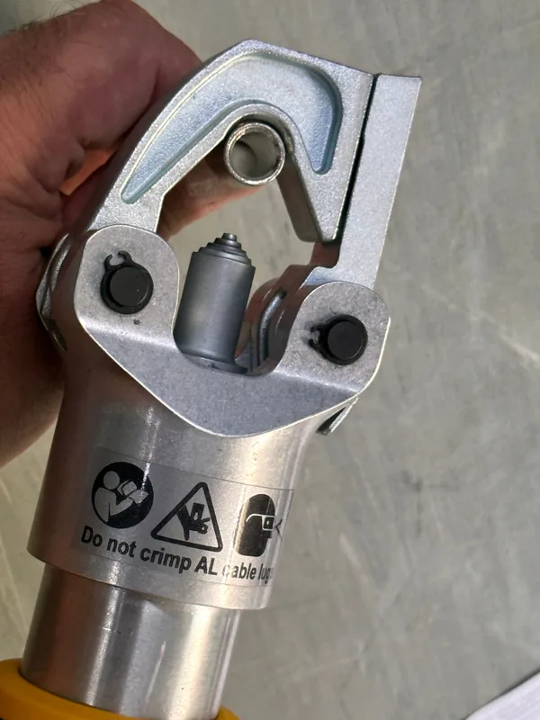 Hydraulisches Presswerkzeug mit Dorneinsatz, auf dem Kopf steht der
         Warnhinweis, dass damit keine Aluminium-Kabelschuhe verpresst werden dürfen