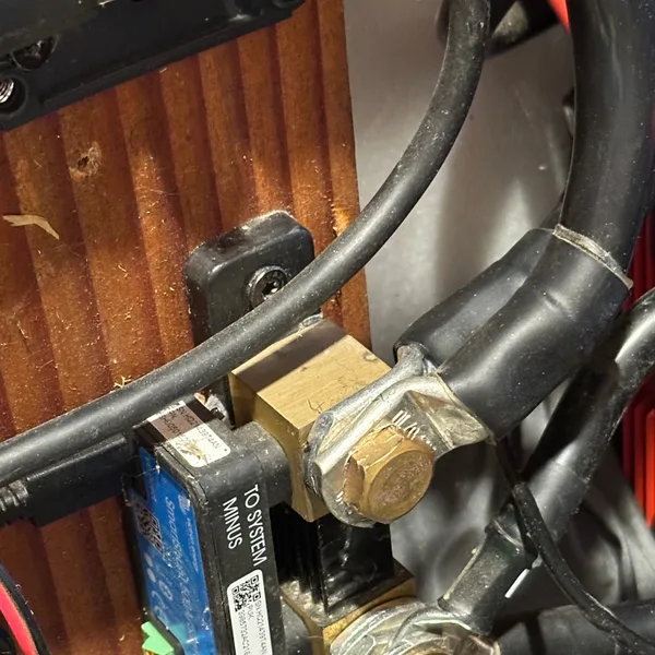Batteriekabel mit Rohrkabelschuh, verschraubt am Messinganschluss eines Batterieshunts